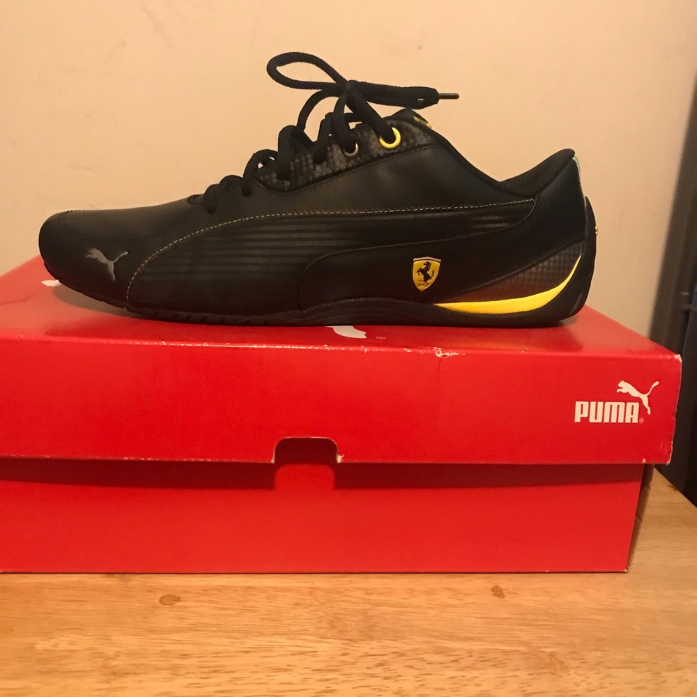 Tennis shoes